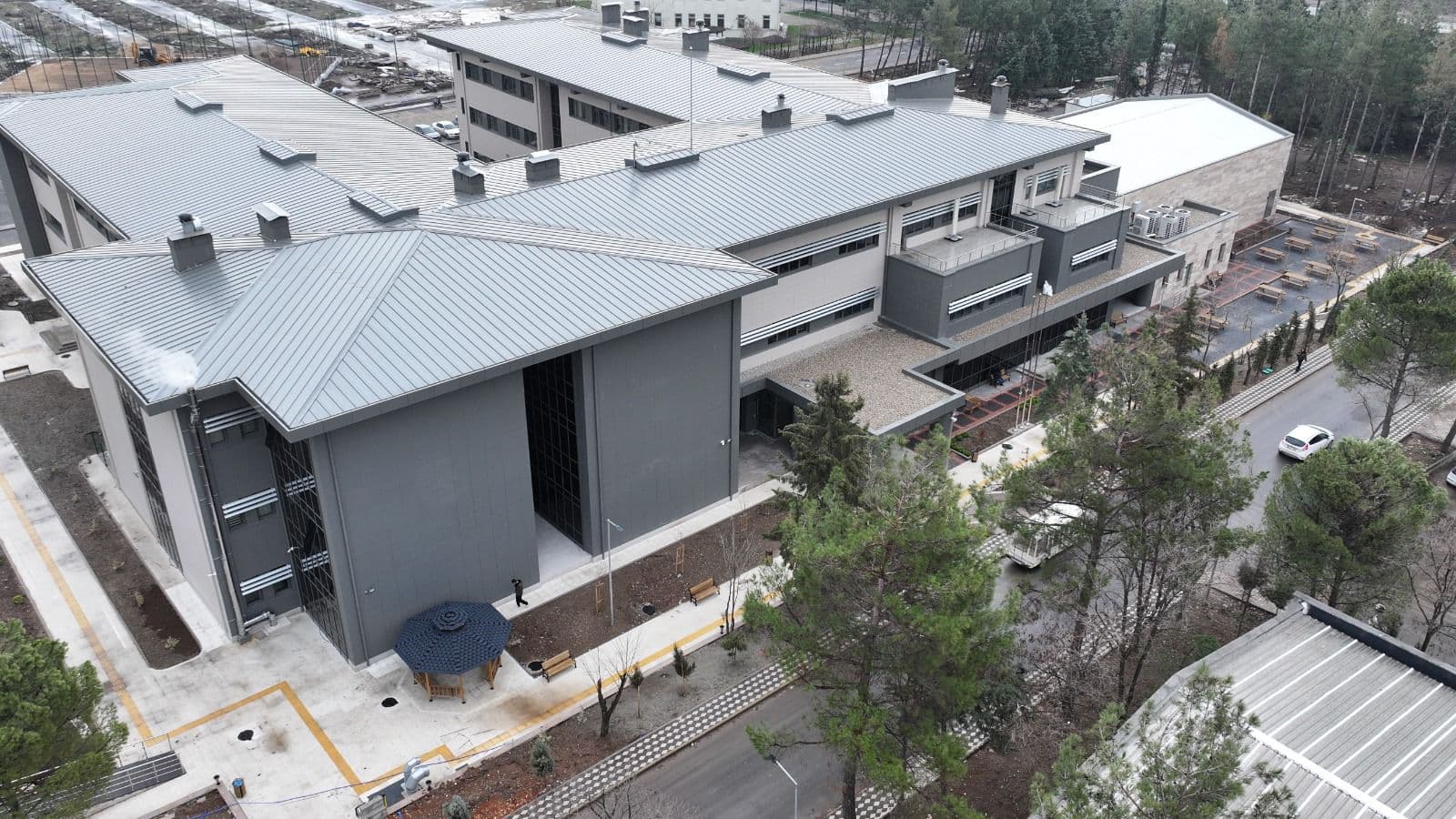 İstiklal Üniversitesi Merkezi Derslik Binası — dış görünüm