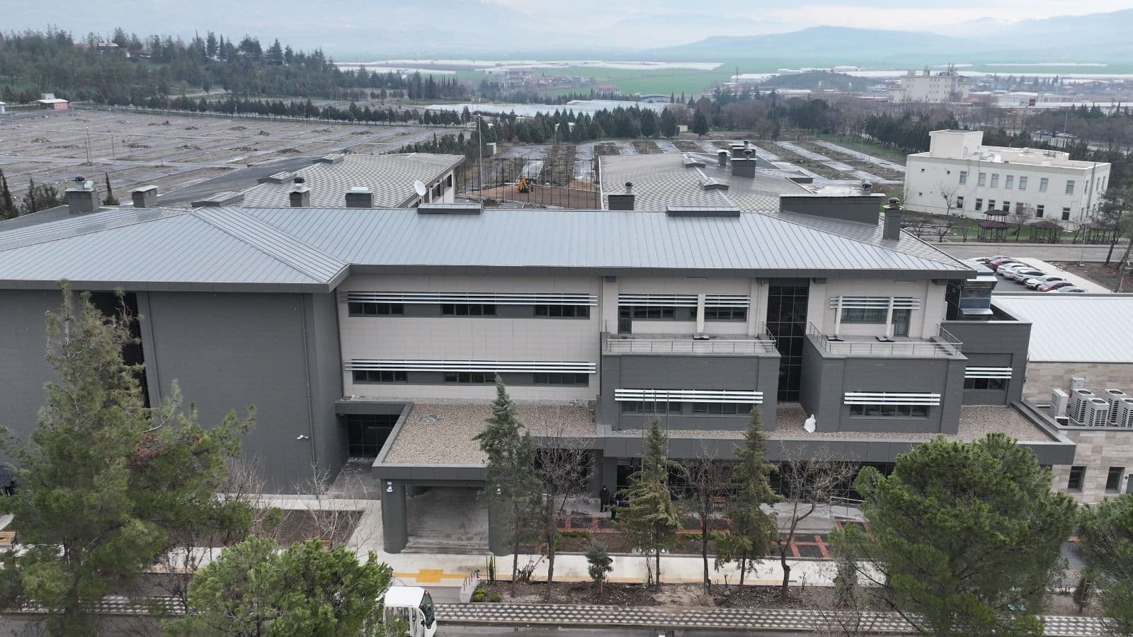 İstiklal Üniversitesi Merkezi Derslik Binası Tamamlandı — 2. görsel