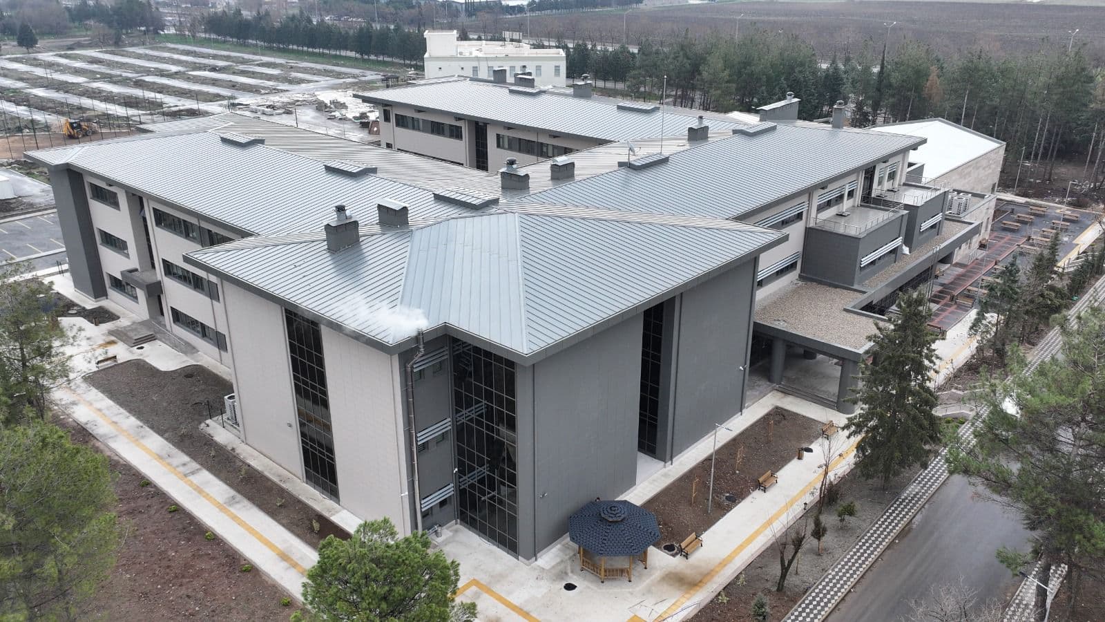 İstiklal Üniversitesi Merkezi Derslik Binası Tamamlandı — 5. görsel